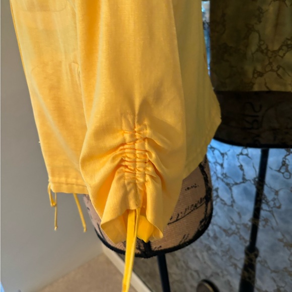 Cache matching jacket and skort. Rouched arms like new - Picture 4 of 8